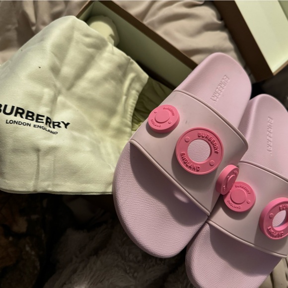 Burberry , Pink Pool Slides , size 40 in EUR & UK SIZE 7 only worn ONCE . - Picture 2 of 7